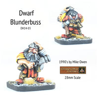 DH14-03 Dwarf with Blunderbuss holding helmet